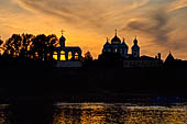 Novgorod - lo skyline del campanile e delle cupole della cattedrale di Santa Sofia al tramonto.